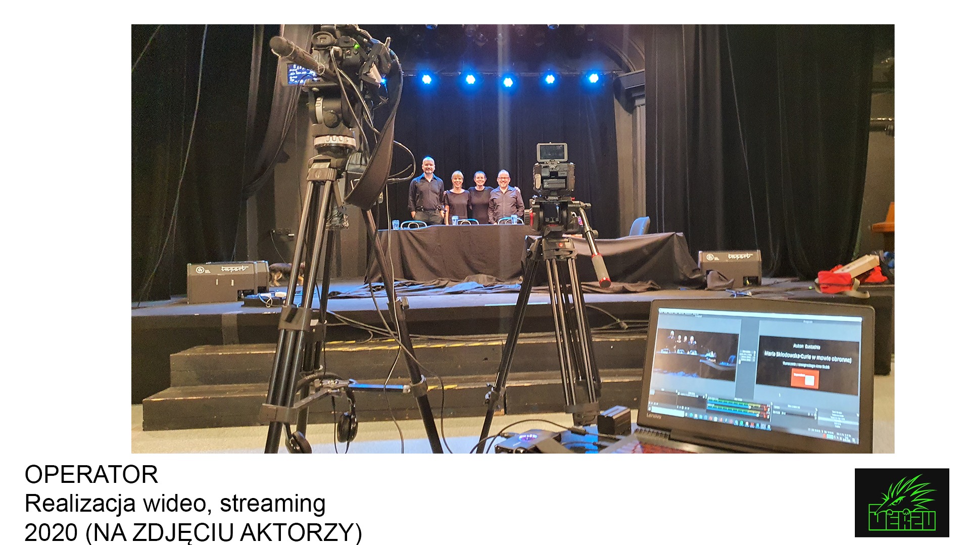 Scena teatralna z czterema aktorami za stołem, filmowana przez dwie kamery na statywach; w tle czarne zasłony i reflektory, a na pierwszym planie laptop z widocznym oprogramowaniem do edycji wideo.