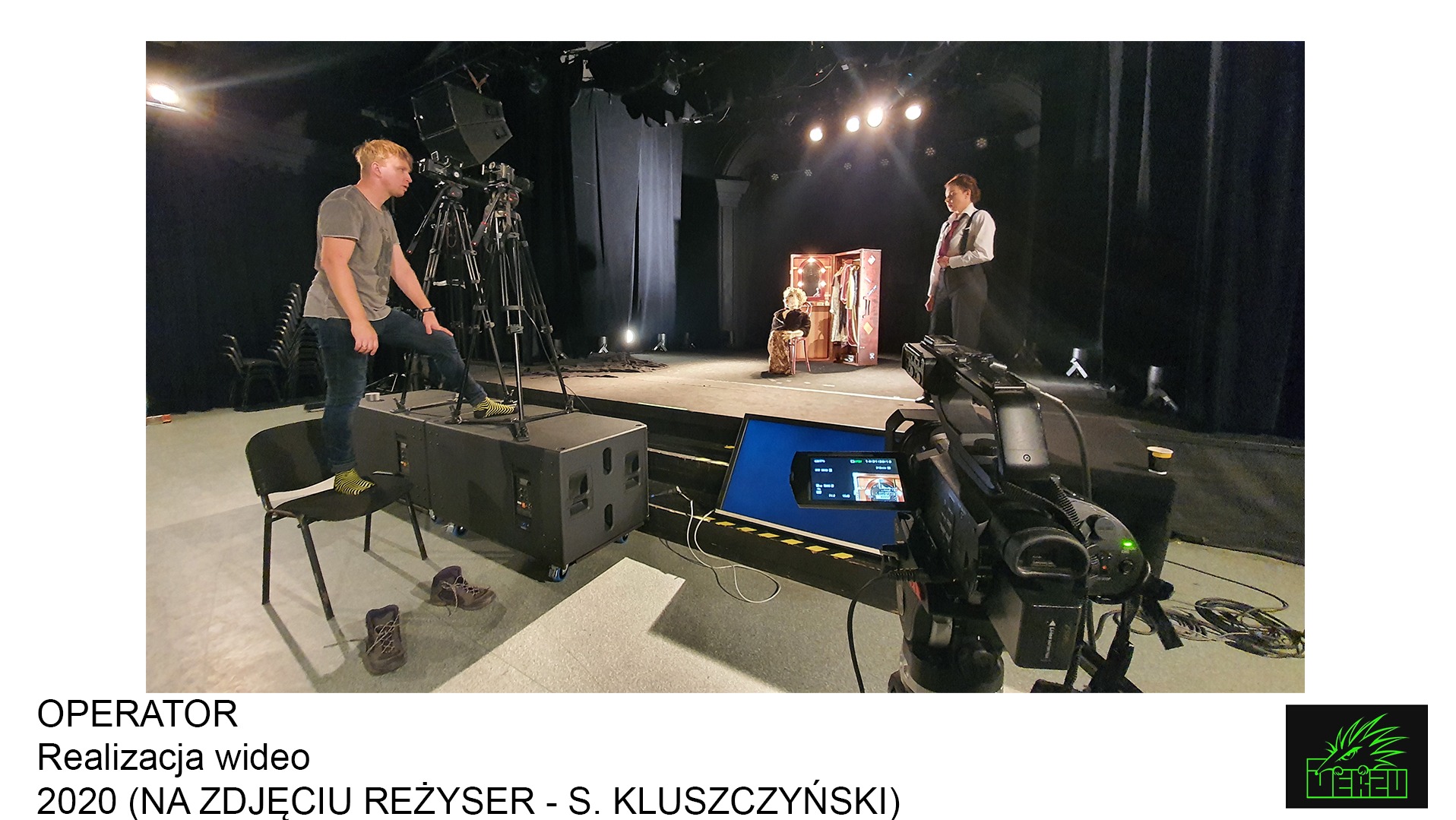 Kamerzysta i reżyser na scenie podczas realizacji nagrania spektaklu teatralnego, widoczne kamery na statywach, monitor podglądowy i garderoba aktora.