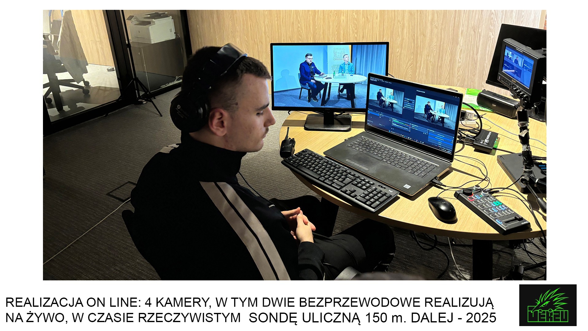 Operator w słuchawkach siedzi przed biurkiem z dwoma monitorami i laptopem, edytując wideo na żywo. Widoczny panel sterowania wideo i mikrofon.
