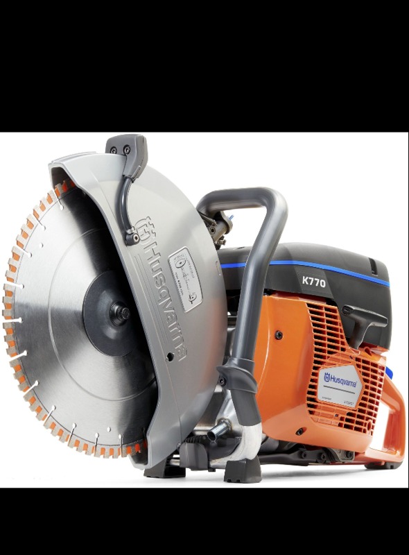 Przecinarka spalinowa Husqvarna K770 z tarczą diamentową, widoczne logo Husqvarna, osłona tarczy i pomarańczowa obudowa silnika.