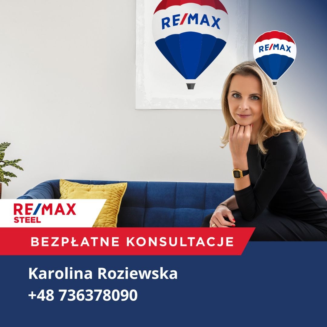 Portret kobiety, Karolina Roziewska, na niebieskiej kanapie z żółtą poduszką, w tle logo Re/Max w formie balonów, informacja o bezpłatnych konsultacjach i numer telefonu.