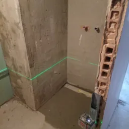 Po przerobieniu hydrauliki wymurowaniu ściana przygotowana do płytowania