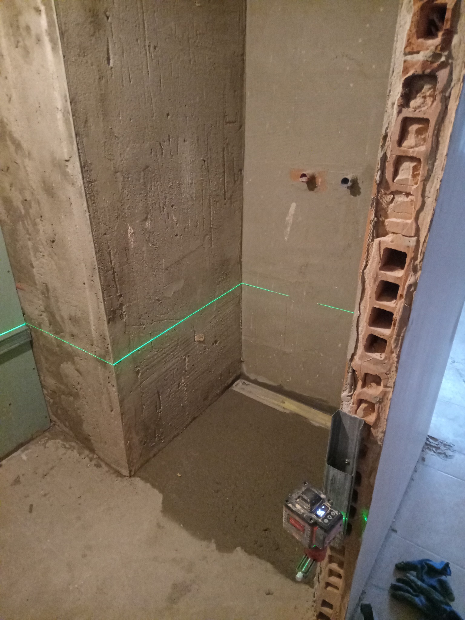 Po przerobieniu hydrauliki wymurowaniu ściana przygotowana do płytowania