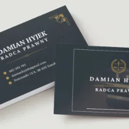 Dwie wizytówki radcy prawnego Damiana Hyjeka, jedna z adresem i numerem telefonu, druga z symbolem wagi sprawiedliwości na tle książek.