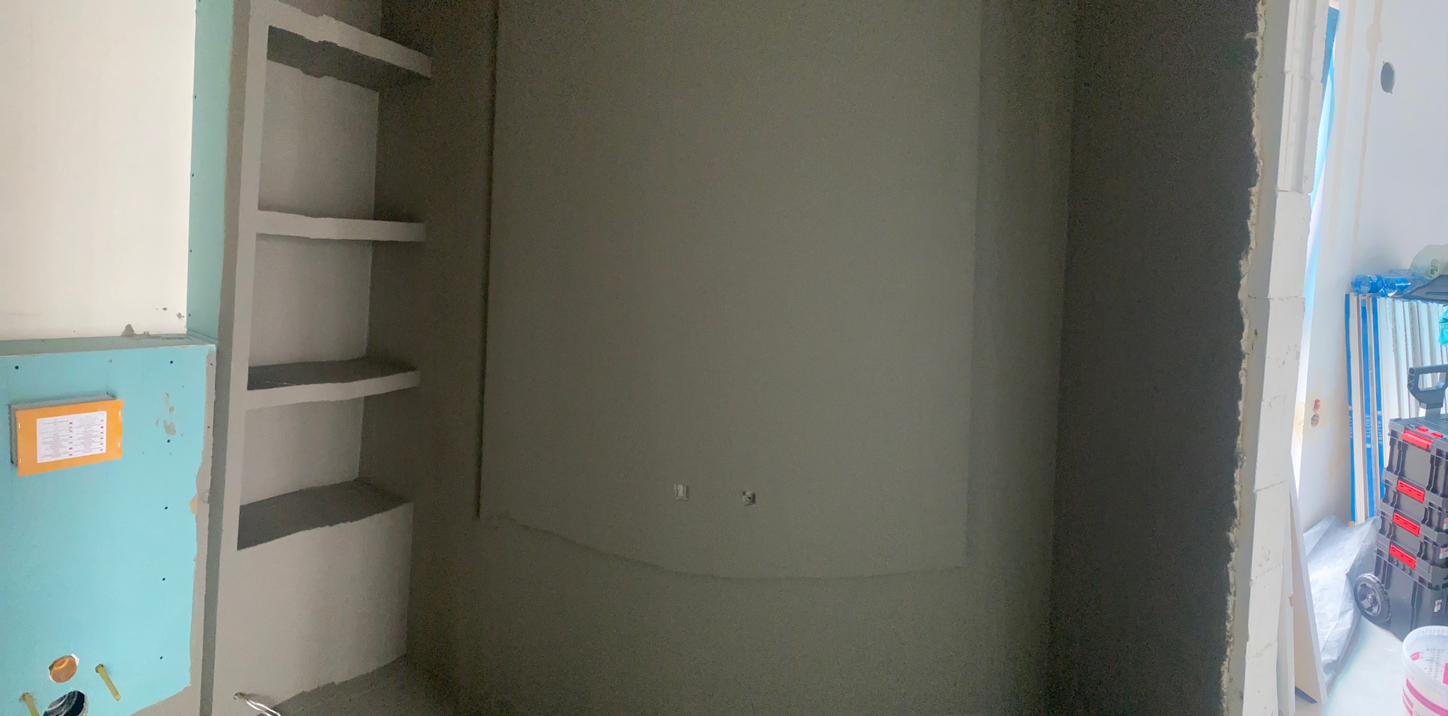 Łazienka w trakcie remontu w Warszawie: widoczne przygotowane ściany pod gładzie, zabudowa z półkami wnękowymi, instalacja podtynkowana oraz narzędzia glazurnicze.