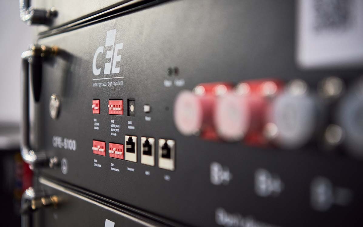 Szczegółowe ujęcie panelu sterowania modułowego systemu magazynowania energii z widocznymi przełącznikami, portami Ethernet i logiem producenta 'CfE energy storage system' oraz oznaczeniem modelu...