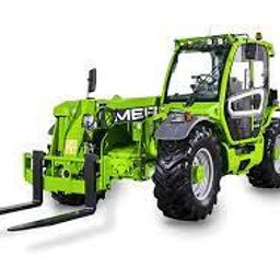 P.H. Agroma S.A. w Poznaniu - Jasnozielona ładowarka teleskopowa Merlo z widłami, ustawiona na białym tle, widok z boku, lekko od dołu.