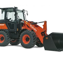 P.H. Agroma S.A. w Poznaniu - Pomarańczowo-czarna miniładowarka Kubota R085 na białym tle, widok z boku, czarny osprzęt z zębami