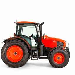 P.H. Agroma S.A. w Poznaniu - Czerwony traktor Kubota M6-141 Utility na białym tle, widok z boku, z widocznymi oponami Michelin Omnibib i kabiną z anteną.