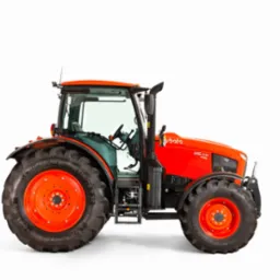 Czerwony traktor Kubota M6-141 Utility na białym tle, widok z boku, z widocznymi oponami Michelin Omnibib i kabiną z anteną.
