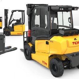 P.H. Agroma S.A. w Poznaniu - Żółte wózki widłowe TCM różnych typów na białym tle. Centralnie wózek widłowy spalinowy z kabiną, obok wózki paletowe elektryczne i wózki widłowe z masztem.