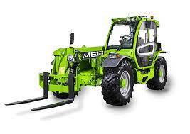 Jasnozielona ładowarka teleskopowa Merlo z widłami, ustawiona na białym tle, widok z boku, lekko od dołu.