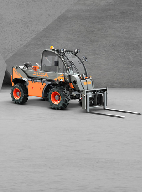 Nowoczesna ładowarka teleskopowa AUSA w kolorze szaro-pomarańczowym, zaparkowana na gładkiej betonowej powierzchni, z szarym, teksturowanym tłem.