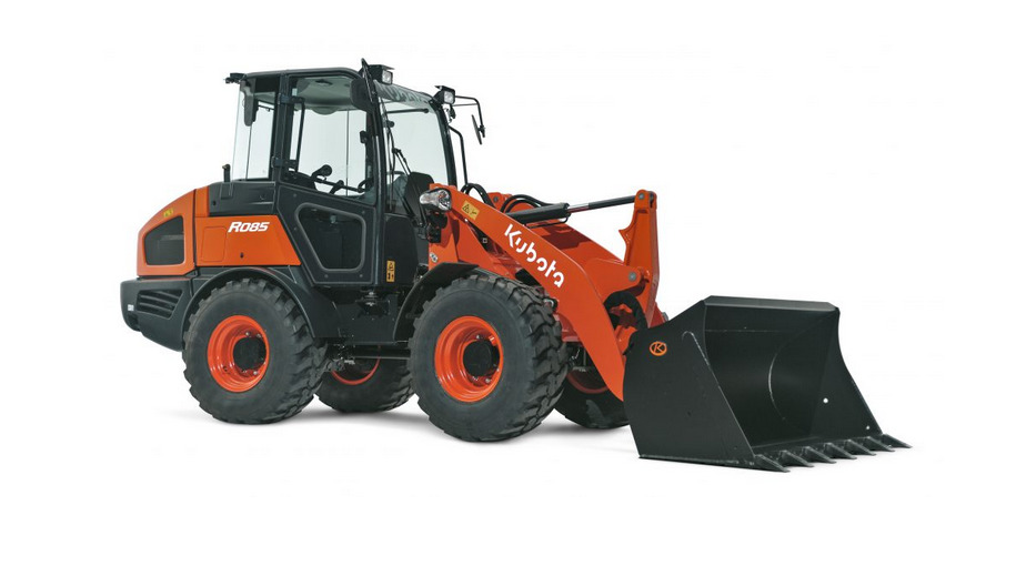 Pomarańczowo-czarna miniładowarka Kubota R085 na białym tle, widok z boku, czarny osprzęt z zębami