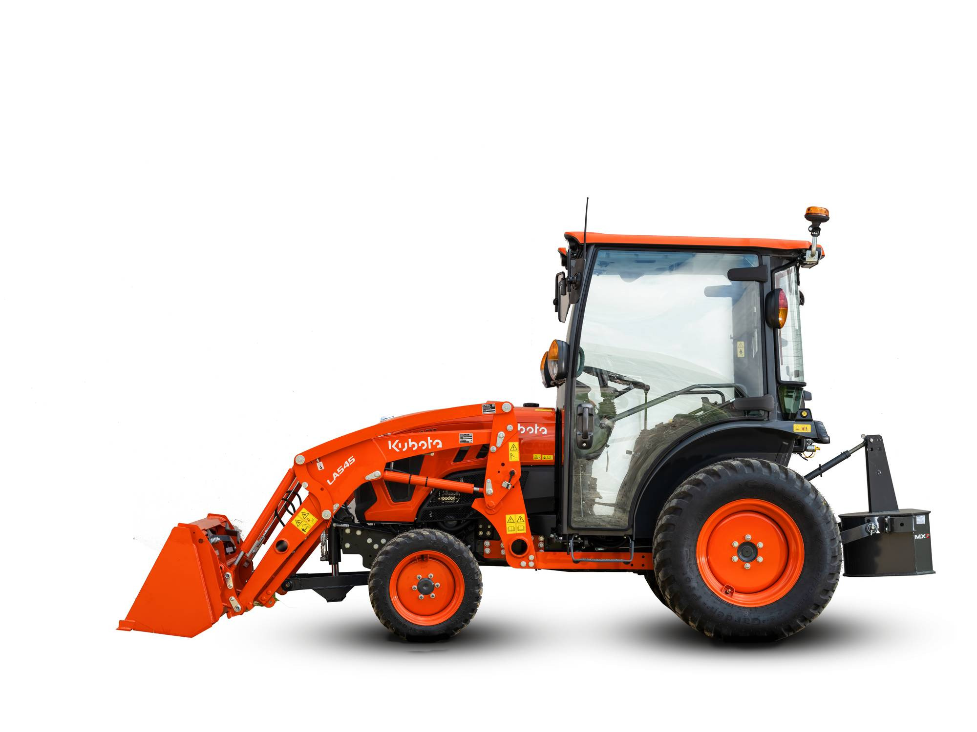 Pomarańczowa miniładowarka Kubota z kabiną, widok z boku na białym tle, z łyżką opuszczoną do dołu.