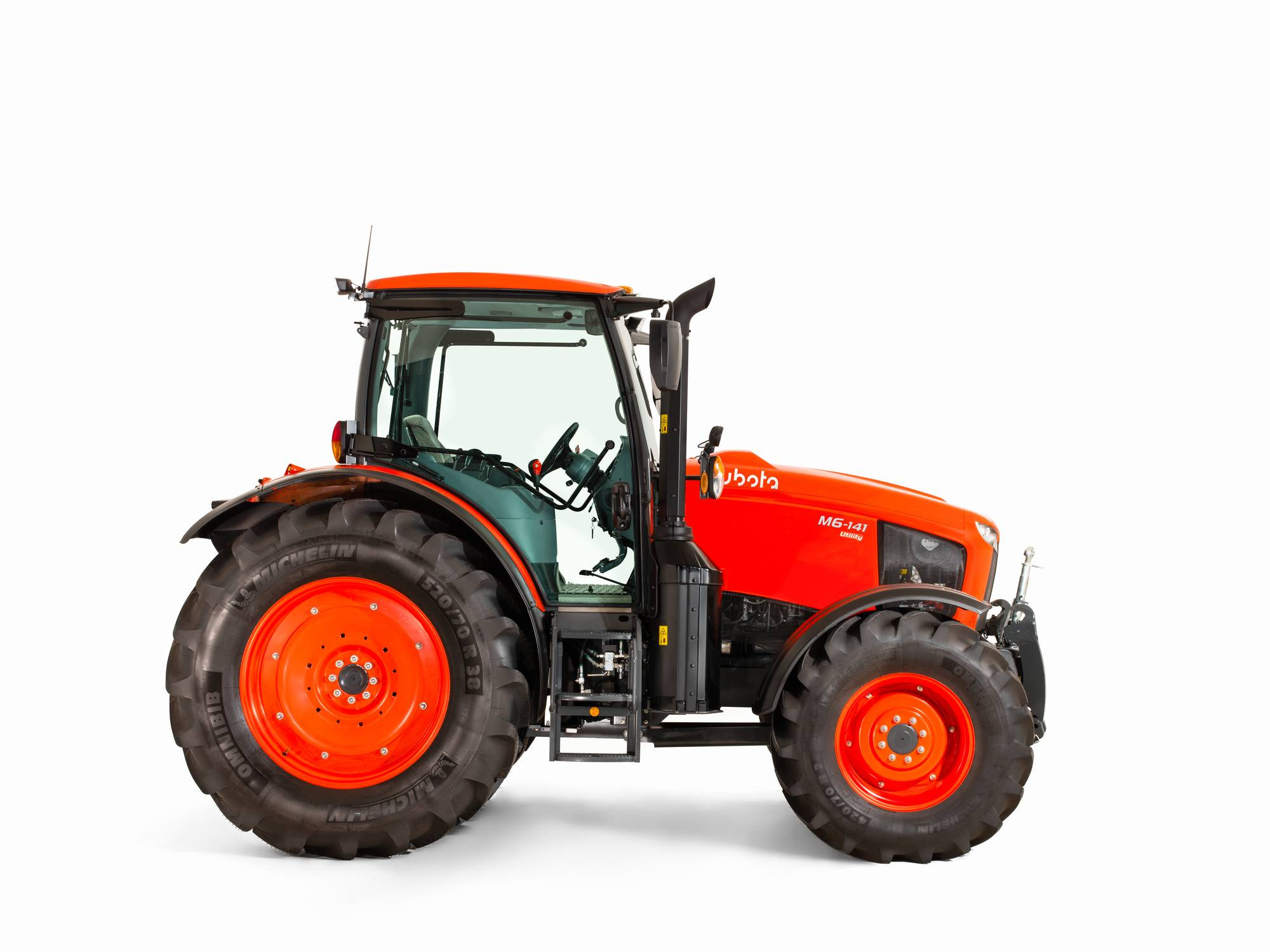 Czerwony traktor Kubota M6-141 Utility na białym tle, widok z boku, z widocznymi oponami Michelin Omnibib i kabiną z anteną.