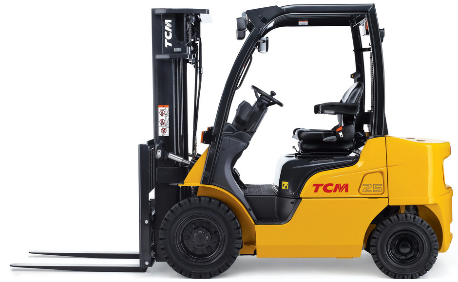 Żółty wózek widłowy TCM 25 na białym tle, widok z boku, prezentacja nowego modelu. Widoczne detale: opony, siedzisko operatora, maszt z widłami.