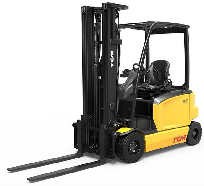 Żółto-czarny wózek widłowy elektryczny TCM z kabiną operatora, widoczny z boku na białym tle, z wysuniętymi widłami i logo TCM.