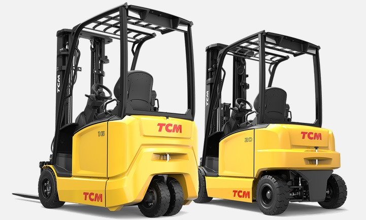 Dwa żółte wózki widłowe TCM, model 16 i 20, stoją obok siebie na jasnym tle. Widoczne detale konstrukcyjne i oznaczenia producenta. Prezentacja sprzętu.