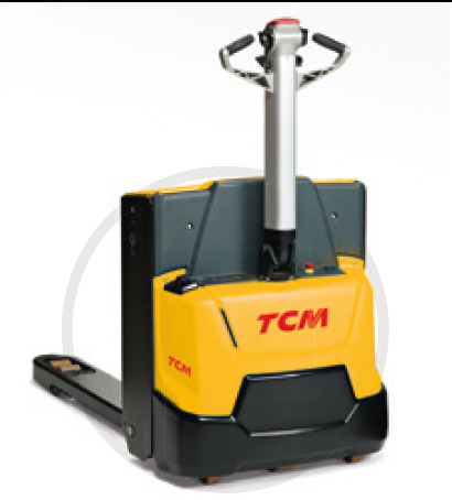 Żółto-czarny wózek paletowy elektryczny TCM, widok z przodu na białym tle. Kompaktowa konstrukcja, ergonomiczne uchwyty, widoczne logo producenta.