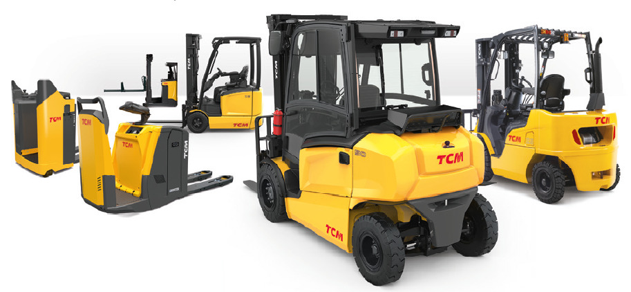 Żółte wózki widłowe TCM różnych typów na białym tle. Centralnie wózek widłowy spalinowy z kabiną, obok wózki paletowe elektryczne i wózki widłowe z masztem.