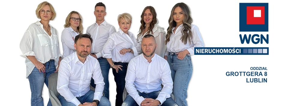 Zespół WGN Nieruchomości Oddział Grottgera 8 Lublin, ubrani w białe koszule i jeansy, pozują na białym tle obok logo firmy.