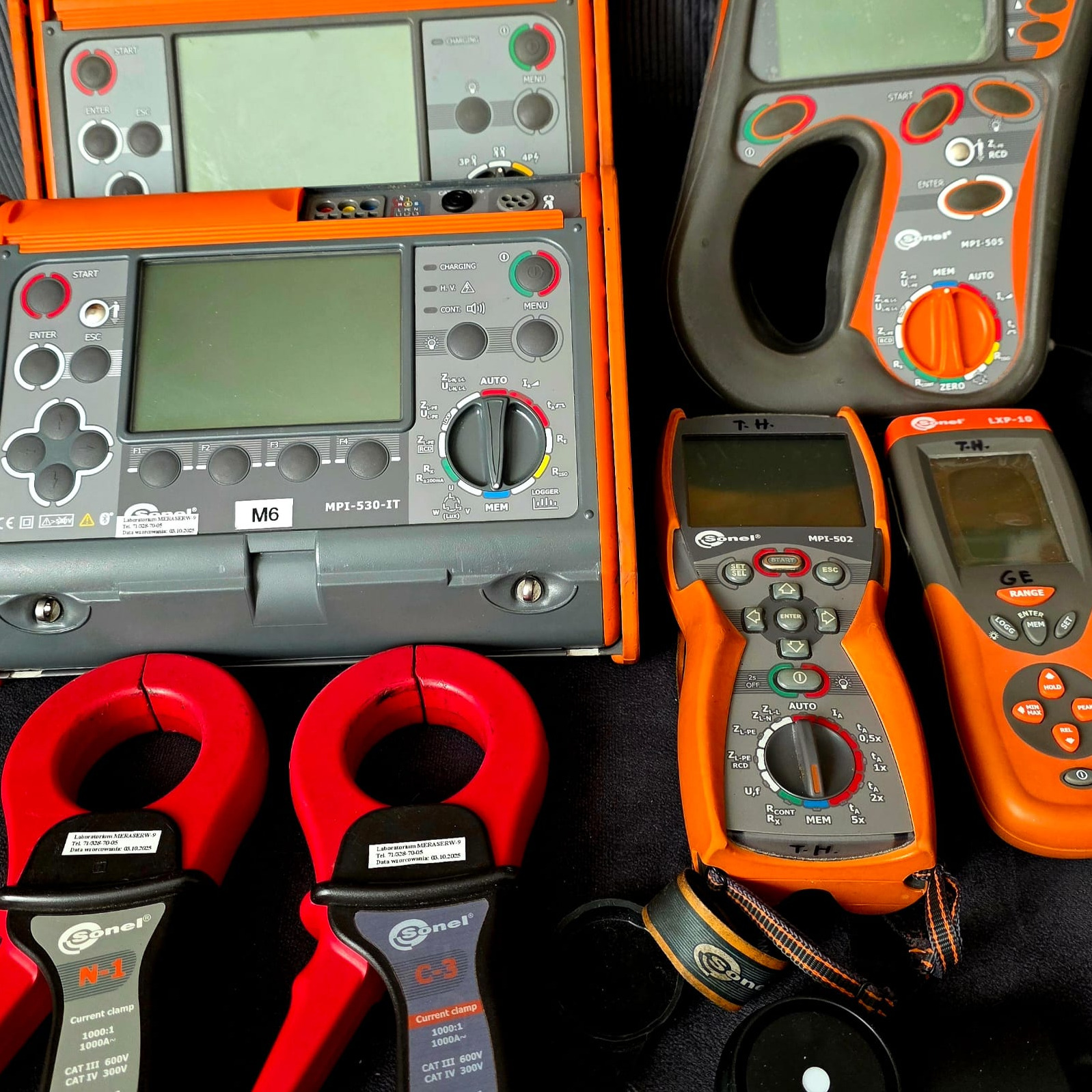 Firma posiada niezbędny sprzęt i uprawnienia do przeprowadzania pomiarów elektrycznych, wieloletnie doświadczenie.