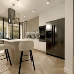 Wizualizacja nowoczesnej kuchni z wyspą, krzesłami barowymi z tapicerką w odcieniach szarości, czarną lodówką i piekarnikiem, drewnianą podłogą w jodełkę oraz dużym oknem z żaluzjami.