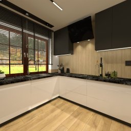 MM PROJEKT Małgorzata Mrozińska - Wnętrze nowoczesnej kuchni z białymi szafkami, czarnym blatem z marmuru, drewnianą podłogą i oknem z żaluzjami, widok na ogród, dekoracyjny kominek.