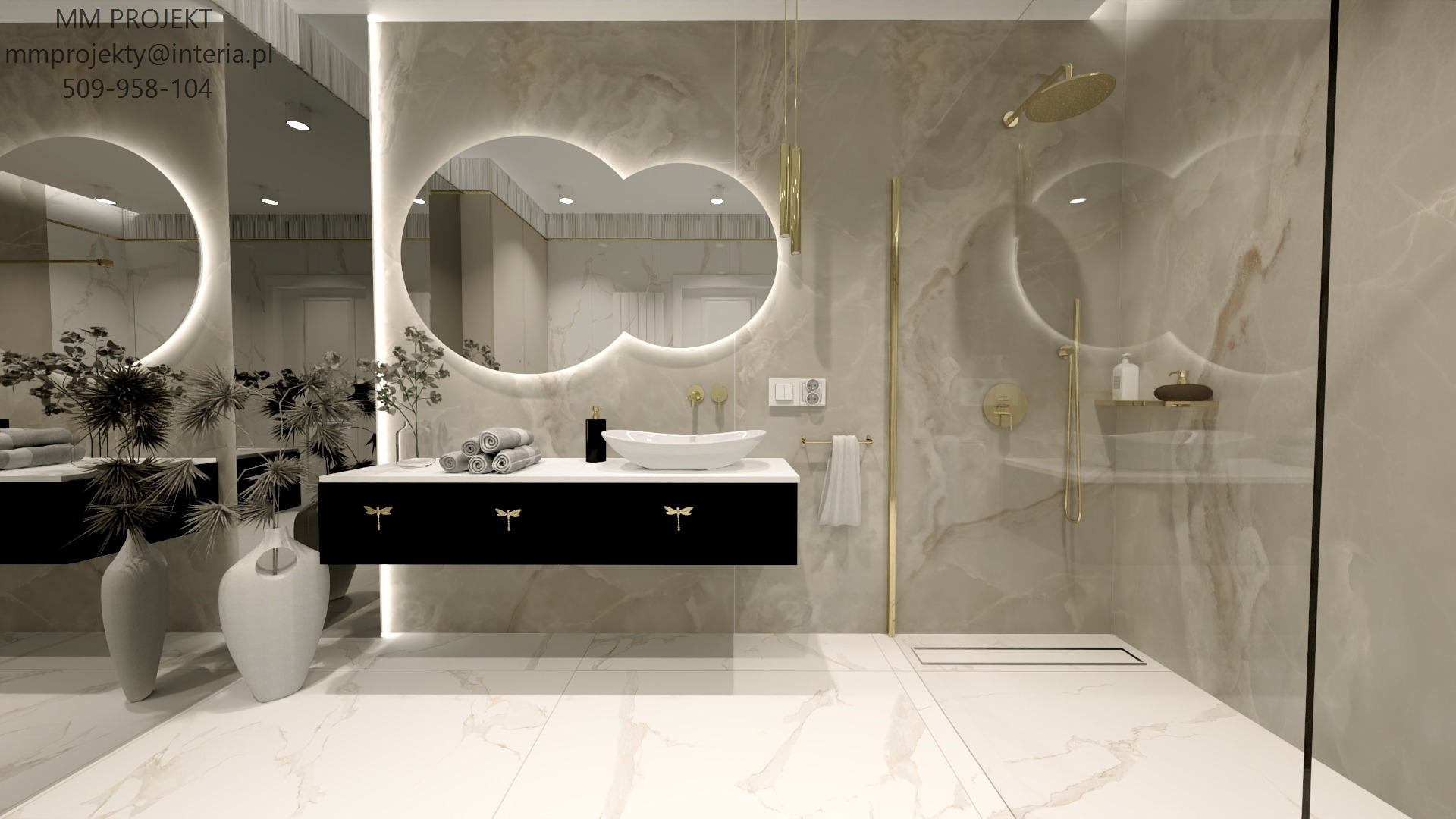 Elegancka łazienka z beżowymi marmurowymi ścianami, podświetlanym lustrem o nieregularnym kształcie, czarną szafką pod umywalkę z motywem ważki, oraz kabiną prysznicową ze złotą armaturą.