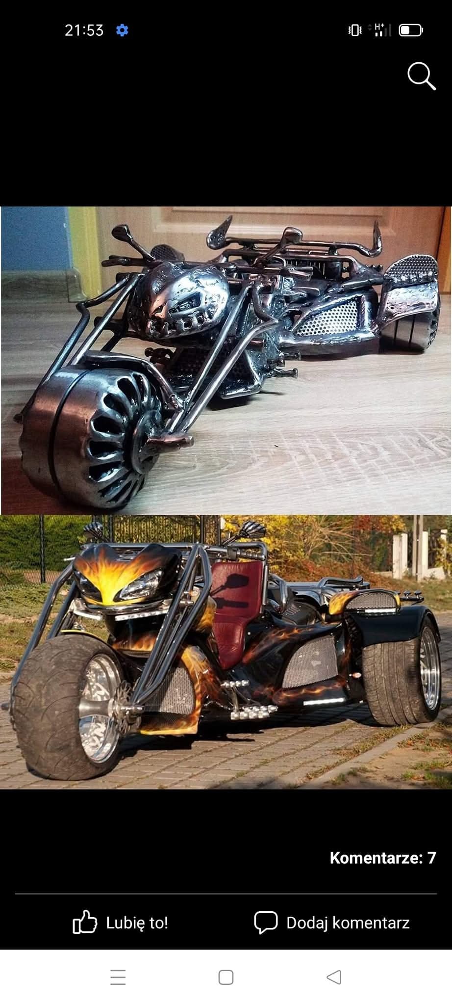 Dwa trójkołowe motocykle: górny wykonany z metalowych elementów, dolny pomalowany w motywy płomieni, stojące na różnych powierzchniach.