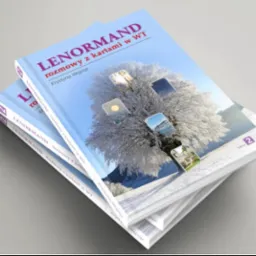 Dwa egzemplarze książki z okładką w odcieniach błękitu i fioletu, przedstawiającą zimowy krajobraz z drzewem i tytułem 'Lenormand. Rozmowy z kartami w WT', ułożone jeden na drugim na szarym tle.