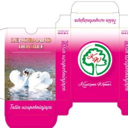 Alt-Press Krzysztof Żółtowski - Rozłożony projekt opakowania kart do wróżenia z motywem łabędzi i logo firmy, różowo-biała kolorystyka, widoczne linie cięcia i zagięć.