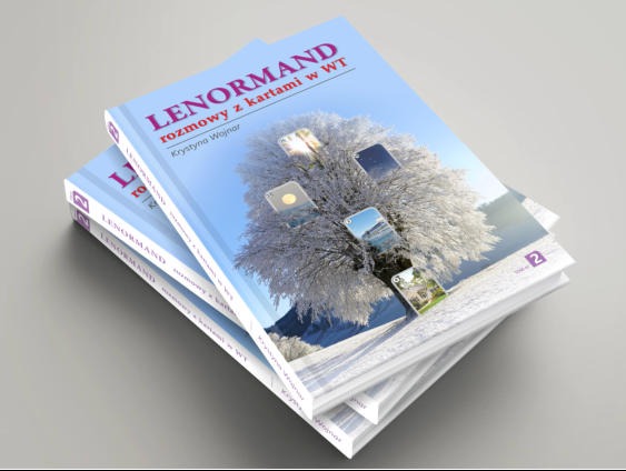 Dwa egzemplarze książki z okładką w odcieniach błękitu i fioletu, przedstawiającą zimowy krajobraz z drzewem i tytułem 'Lenormand. Rozmowy z kartami w WT', ułożone jeden na drugim na szarym tle.
