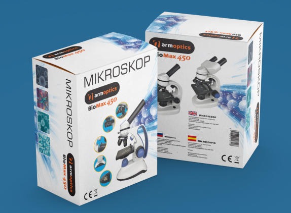 Dwa pudełka z mikroskopami Armoptics BioMax 450 na niebieskim tle. Na pudełkach grafika przedstawiająca mikroskop, logo firmy i informacje o produkcie w różnych językach.