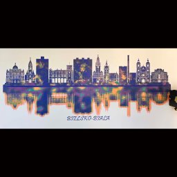 Wydrukowana grafika Bialska Białej w biurze nieruchomości.