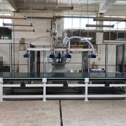 Stanowisko taśmociągu z manipulatorami do pobierania materiałów. Manipulator zamontowany na robocie.