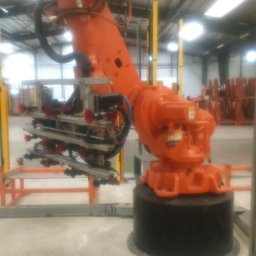 Robot z manipulatorami do pobierania wyrobów.