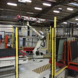 Robot z manipulatorami do pobierania elementów z drewna. 