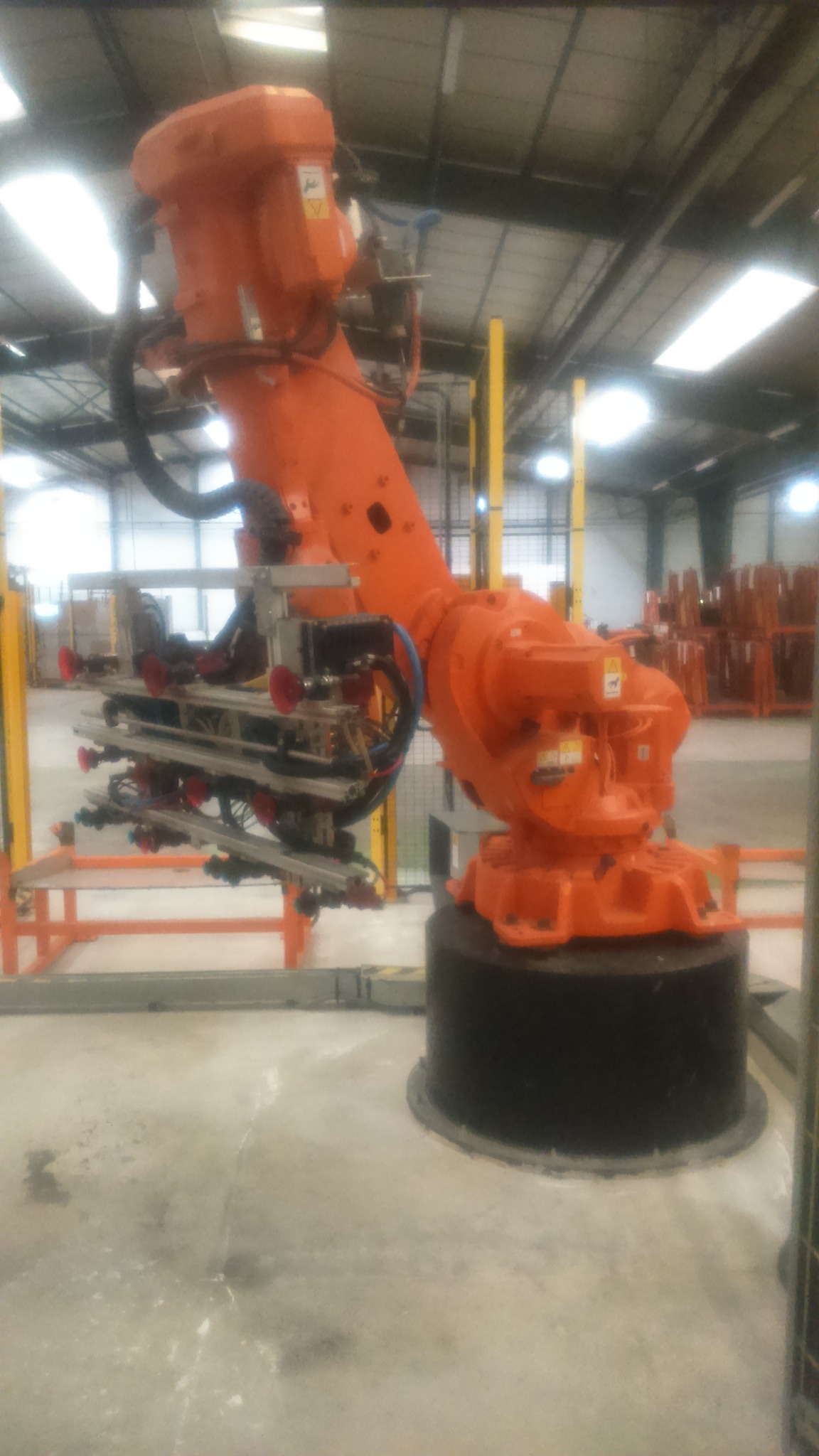 Robot z manipulatorami do pobierania wyrobów.