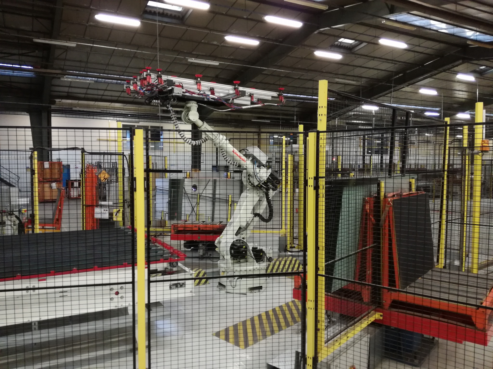 Robot z manipulatorami do pobierania elementów z drewna.