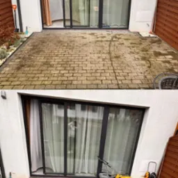 Porównanie stanu kostki brukowej przed i po czyszczeniu wysokociśnieniowym. Górna część zdjęcia pokazuje zabrudzoną kostkę, dolna część prezentuje czystą powierzchnię po umyciu, widoczny sprzęt...