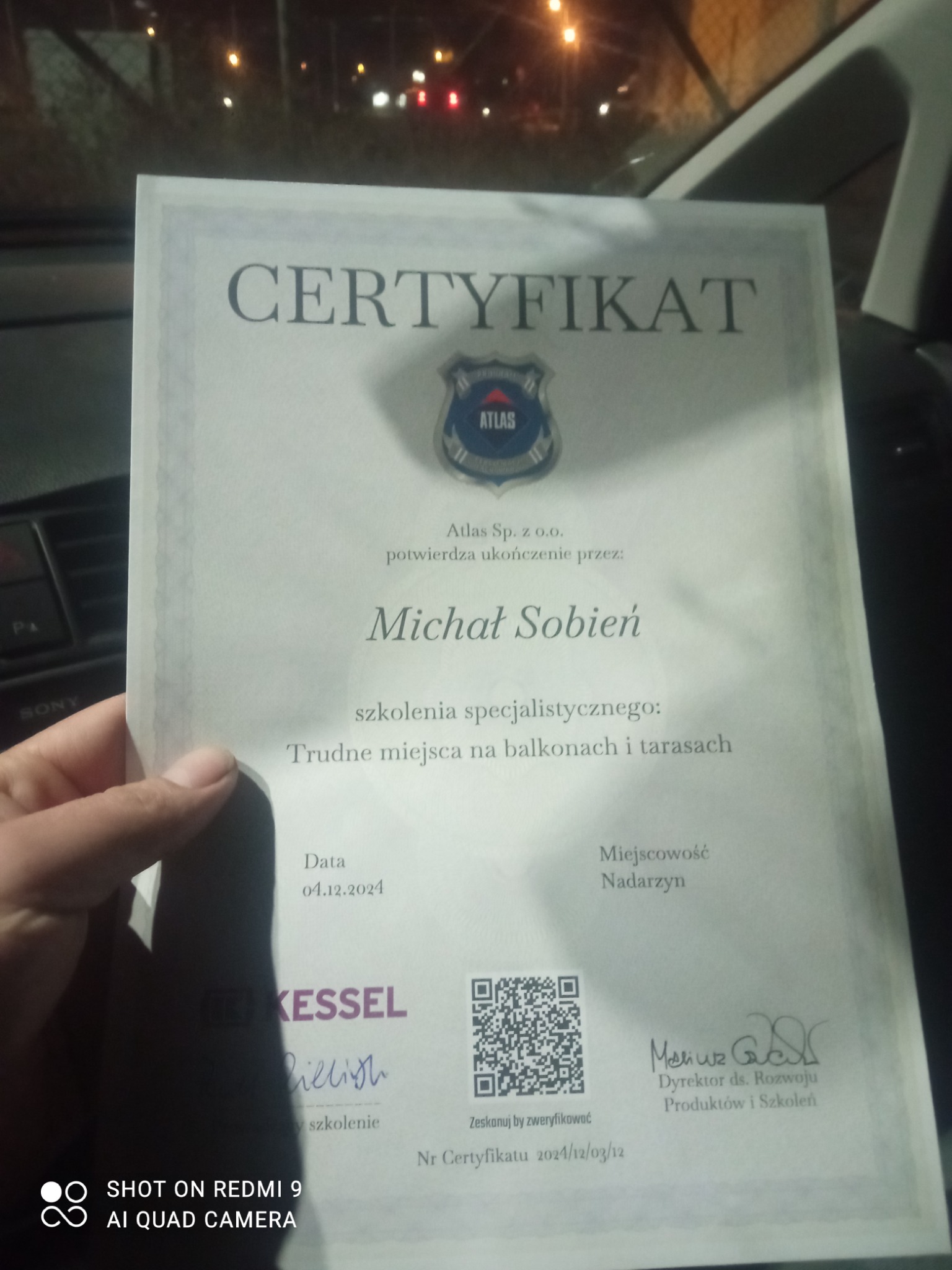 Certyfikat ukończenia szkolenia specjalistycznego z zakresu trudnych miejsc na balkonach i tarasach, wydany przez Atlas Sp. z o.o.