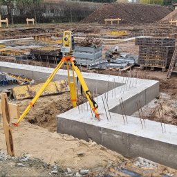 Tyczenie osi na fundamentach 