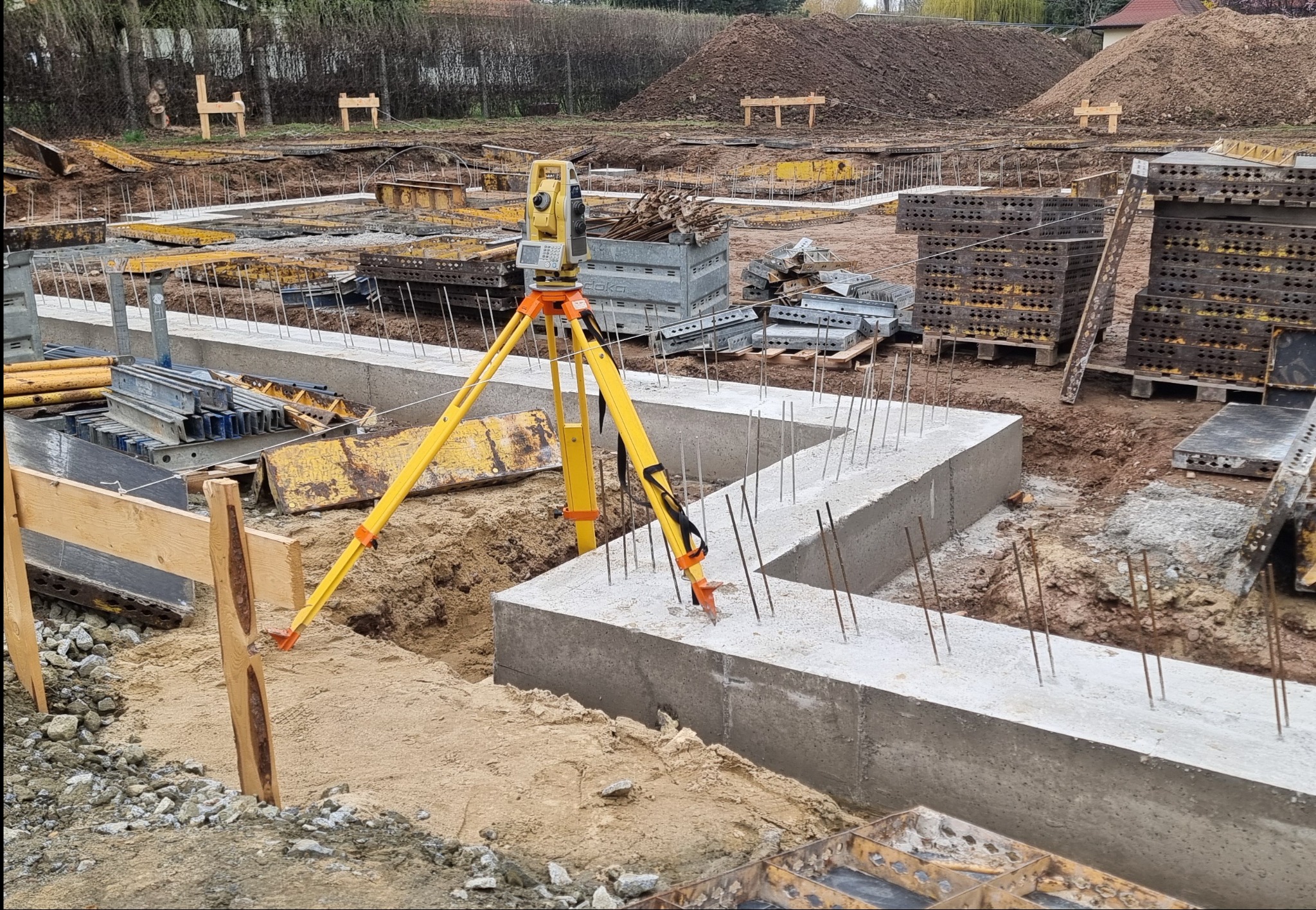 Tyczenie osi na fundamentach