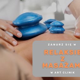 Art Clinik Kraków - Chirurgia Plastyczna - Medycyna Estetyczna - Kosmetologia - Plecy pacjenta z przyssawkami do masażu próżniowego w trakcie zabiegu, widoczne dłonie terapeuty