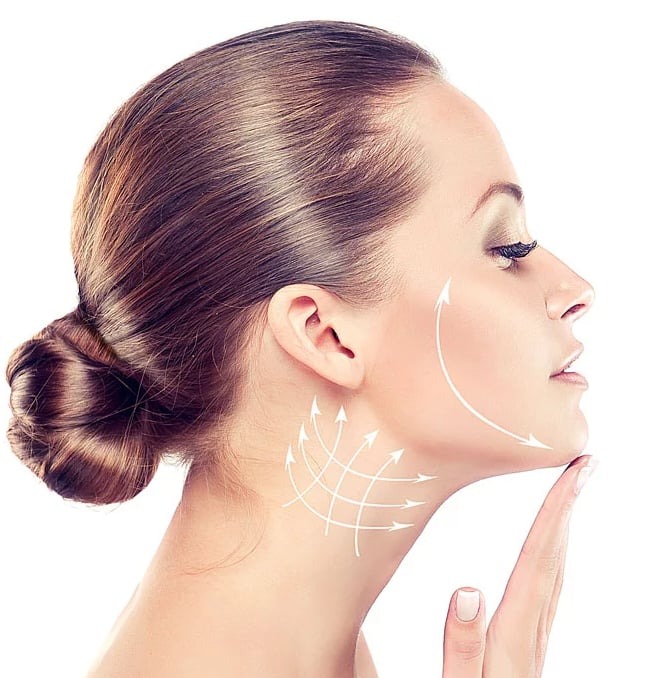 Profil kobiety z zaznaczonymi strzałkami i liniami na szyi i twarzy wskazującymi na lifting skóry, dłoń dotyka podbródka.