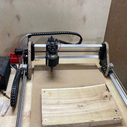 Frezarka CNC którą wykonuje cięcie w drewnie z modelu 3d 