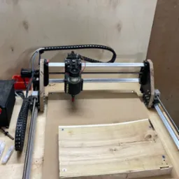 Frezarka CNC którą wykonuje cięcie w drewnie z modelu 3d