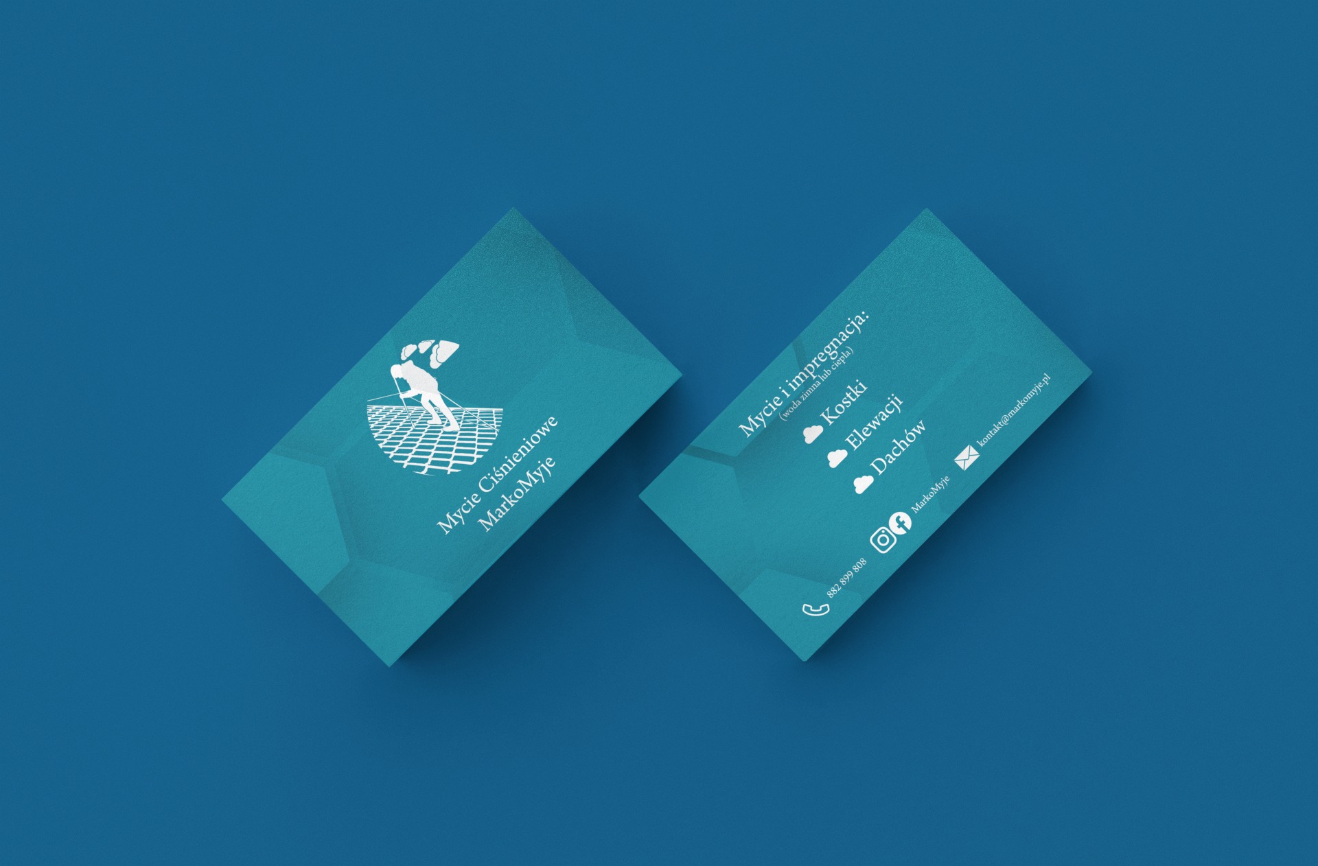 Dwie turkusowe wizytówki firmy MarkoMyje na niebieskim tle, prezentujące logo i dane kontaktowe firmy oferującej mycie ciśnieniowe i impregnację kostki, elewacji i dachów.